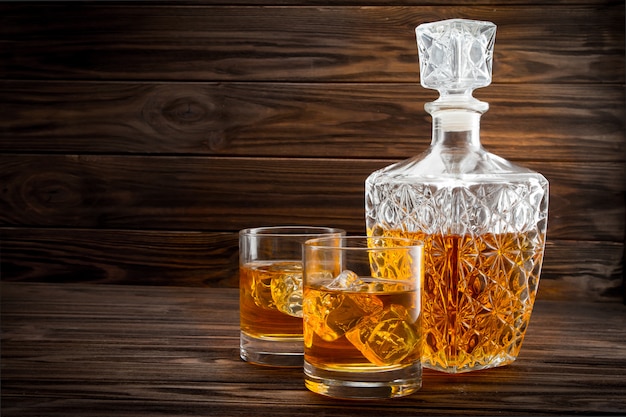 Butelka i dwie szklanki z lodową whisky Premium Zdjęcia