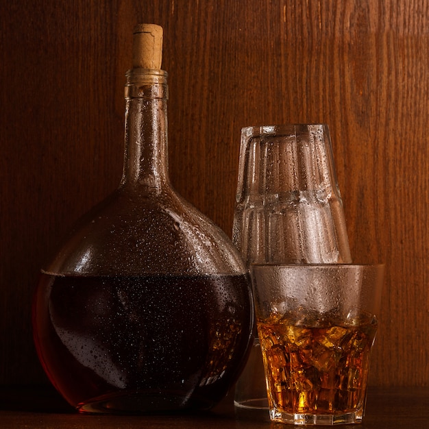 Butelka i szkło z whisky Premium Zdjęcia