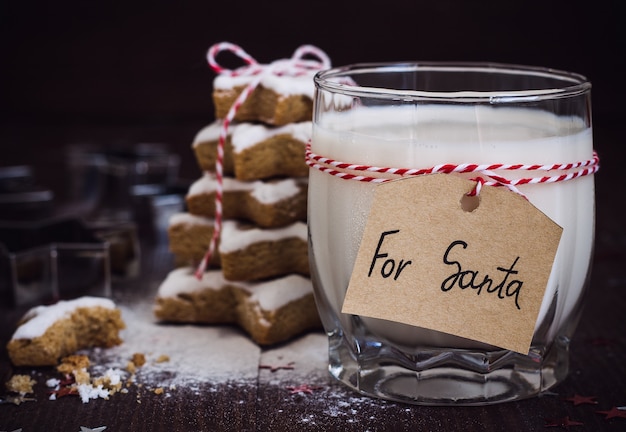 Ciasteczka dla mikołaja ze szklanką mleka z tagiem dla santa i choinki Darmowe Zdjęcia
