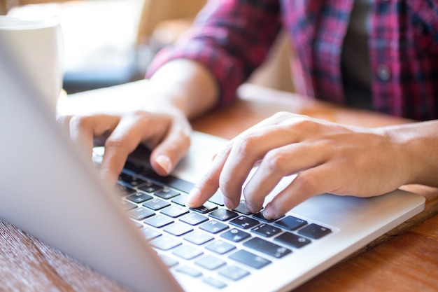 Close-up Kobiet Student Wpisuj? C Na Laptopa W Tabeli Darmowe Zdjęcia