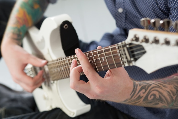 Człowiek Z Gitarą Darmowe Zdjęcia