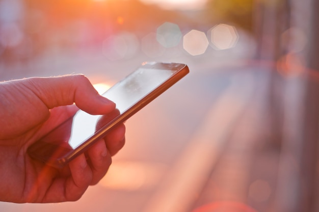 Człowiek za pomocą telefonu komórkowego. Darmowe Zdjęcia