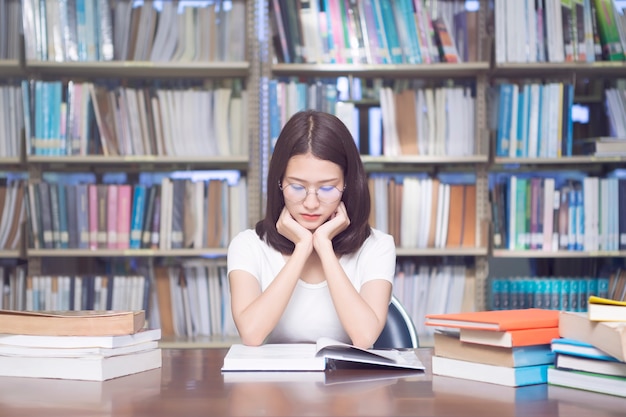 Czytanie uczniów w bibliotece w szkole. Premium Zdjęcia