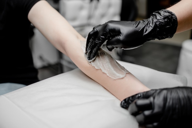 Depilacja ręka. koncepcja piękna w salonie spa Premium Zdjęcia