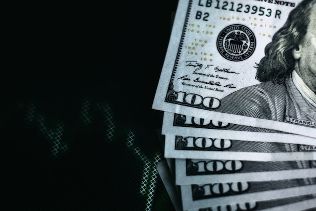 Dolar amerykański rachunki na tle z dynamiką kursy walut. pojęcie ryzyka handlowego i finansowego Premium Zdjęcia