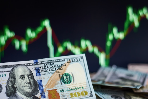 Dolar amerykański rachunki na tle z dynamiką kursy walut. pojęcie ryzyka handlowego i finansowego Premium Zdjęcia