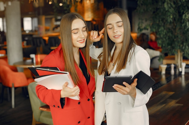 Dwa bizneswomanu pracuje w kawiarni Darmowe Zdjęcia