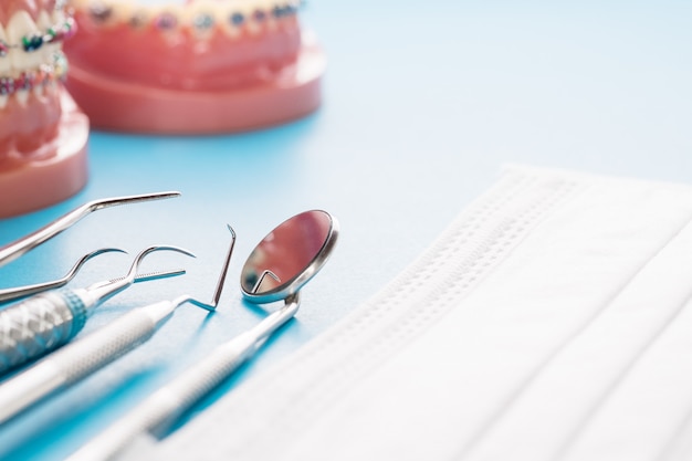 Dwa modele ortodontyczne i narzędzie dentystyczne Premium Zdjęcia