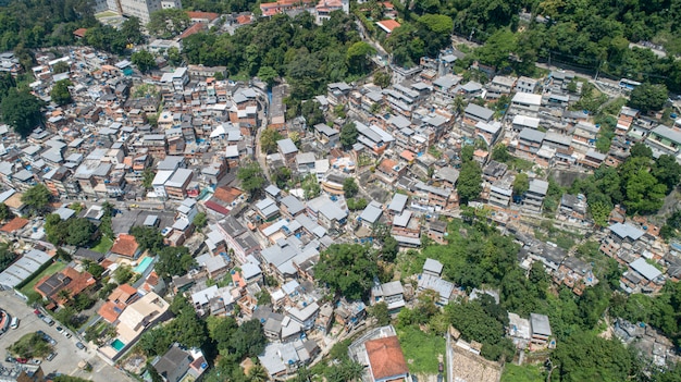 Favela Slamsy Brazylijskie Na Zboczu Wzgorza W Rio De Janeiro Zdjecie Premium