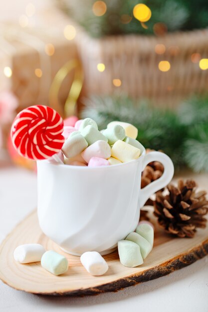 Filiżanka kakao i marshmallows na lekkim tle Premium Zdjęcia