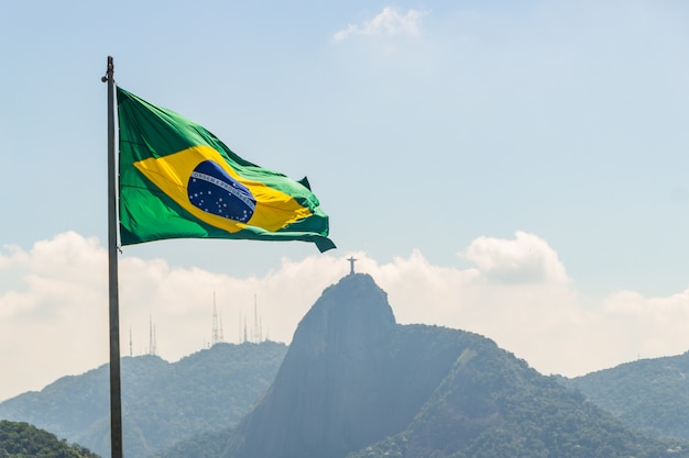 Flaga Brazylii Z Wizerunkiem Chrystusa Odkupiciela W Tle W Rio De Janeiro Brazylia Zdjecie Premium