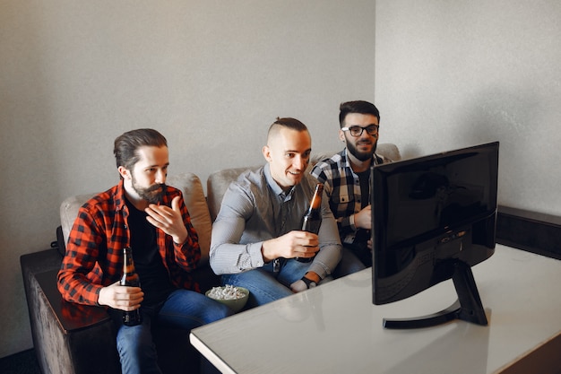Grupa fanów ogląda piłkę nożną w telewizji Darmowe Zdjęcia