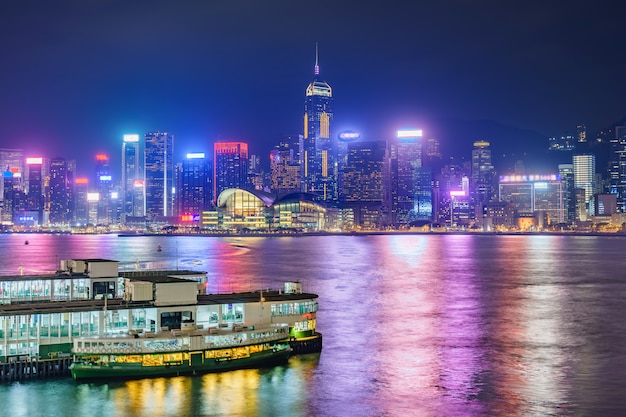 Hongkong Panoramę Miasta śródmieście Wieżowce Nad Victoria Harbour Wieczorem. Hong Kong, Chiny Premium Zdjęcia