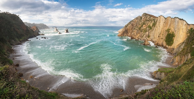 Idylliczny linii brzegowej panoramy krajobraz w cantabric morzu, playa del silencio, asturias, hiszpania. Premium Zdjęcia