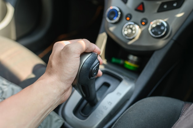 Kierowca męskiej ręki trzymającej automatyczną zmianę biegów Premium Zdjęcia