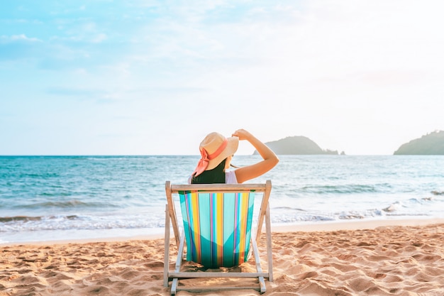 Kobieta na plaży w letnie opalanie Premium Zdjęcia