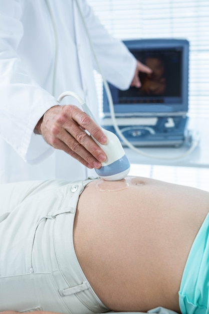 Kobieta W Ciąży Przechodzi Badanie Ultrasonograficzne W Szpitalu Zdjęcie Premium 9816