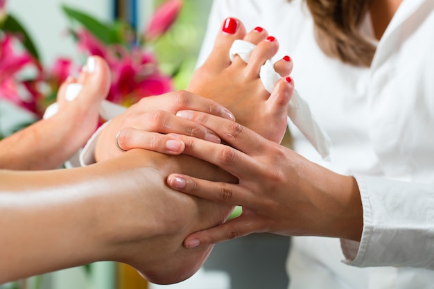 Kobieta w studio paznokci otrzymujących pedicure Premium Zdjęcia