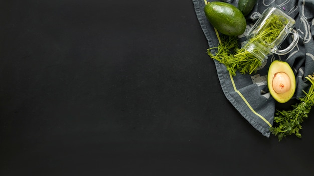 Kolendrowi i przekrawający avocado na pastylki płótnie przeciw czarnemu tłu Darmowe Zdjęcia
