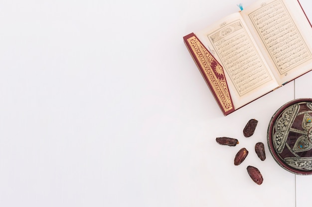 Kompozycja Ramadan z koranem i datami Darmowe Zdjęcia