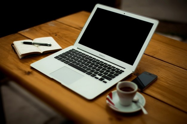 Laptop Z Kawy Na Biurku | Darmowe Zdjęcie
