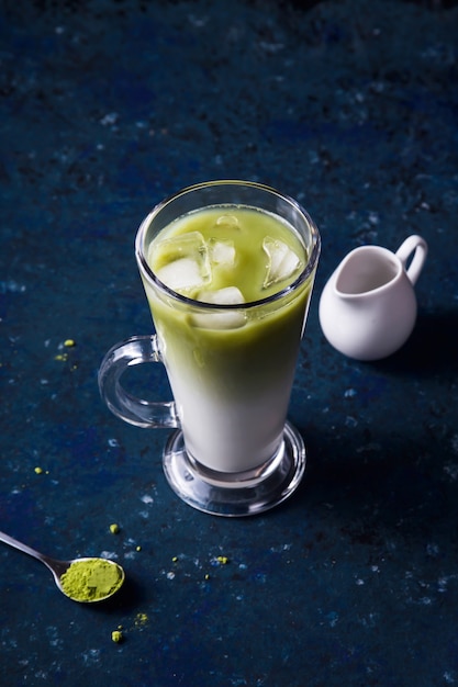 Letni napój z zielonego mleka w proszku i mrożonej herbaty matcha Premium Zdjęcia