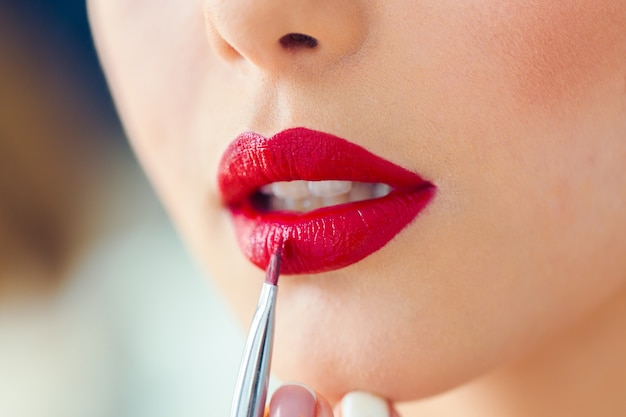 Make up artist robi profesjonalny makijaż młodej kobiety Premium Zdjęcia