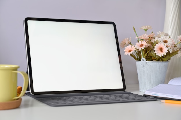 Makieta pusty ekran tabletu z klawiaturą w domu pracy studio Premium Zdjęcia