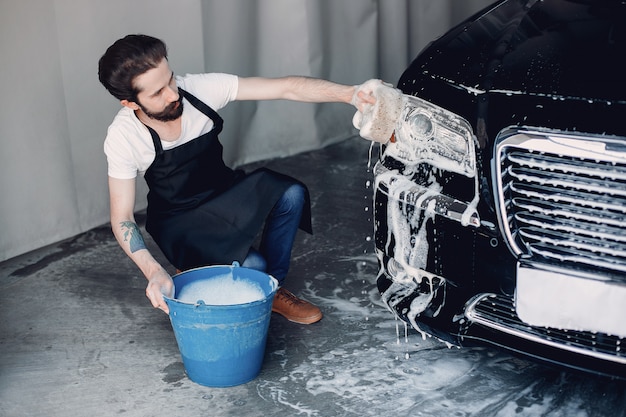 Mężczyzna Myje Jego Samochód W Garażu Darmowe Zdjęcie