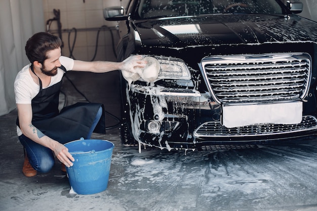 Mężczyzna Myje Jego Samochód W Garażu Darmowe Zdjęcie