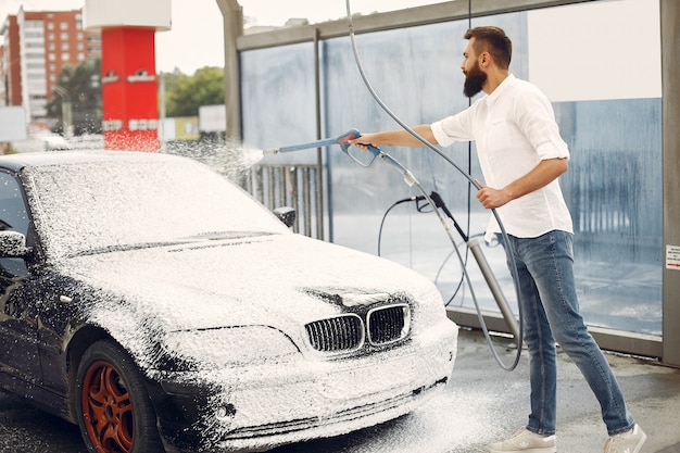 Mężczyzna Myje Jego Samochód W Myjni Staci Darmowe Zdjęcie