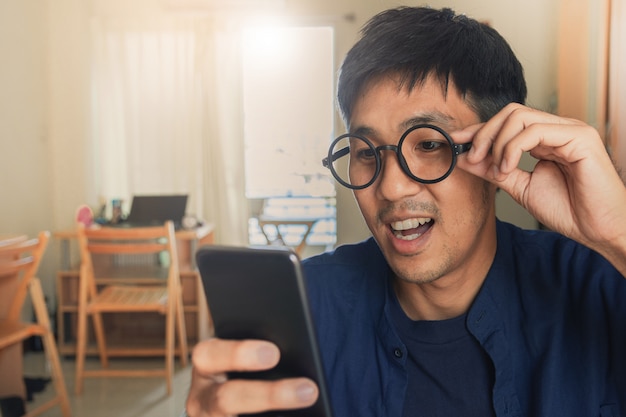 Mężczyzna trzyma tablet na tle miasta niewyraźne dla e-zakupy marketingu cyfrowego, zakup konsumenta zakupy internet obraz online Premium Zdjęcia