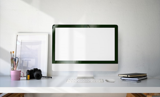 Minimalny komputer stacjonarny pusty ekran, plakat i materiały eksploatacyjne Premium Zdjęcia