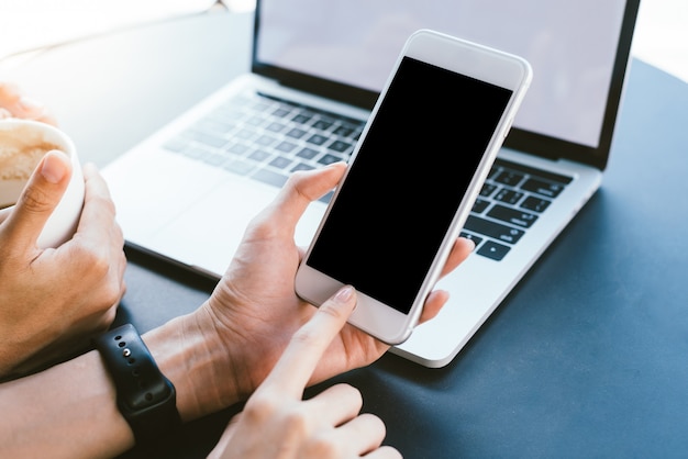 Młoda azjatycka kobieta używa smartphone egzamin próbnego up pustego czerń ekran w kawiarni Darmowe Zdjęcia