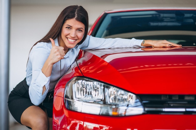 Młoda Kobieta Kupuje Samochód Darmowe Zdjęcie