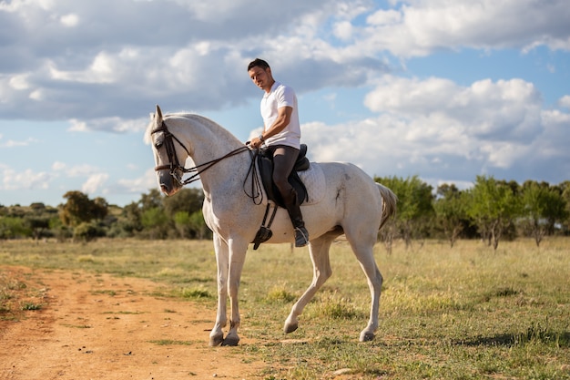 Girl riding guy. Почему пётр 2 ездил на белом коне. Kasinova11 White riding bbc.