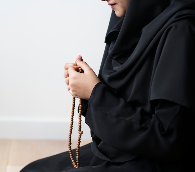 Muzułmańskie kobiety używające misbahy do śledzenia liczenia w tasbih Darmowe Zdjęcia