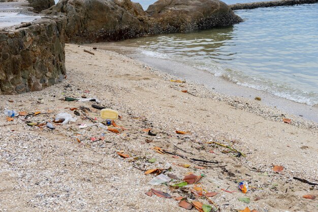 Na plaży jest więcej śmieci lub śmieci. może to zniszczyć środowisko i ekologię. Premium Zdjęcia