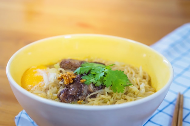 Natychmiastowy kluski z wieprzowiną i jajkiem przygotowywającymi jedzącymi - wyśmienicie natychmiastowego karmowego menu pojęcie Darmowe Zdjęcia