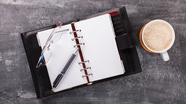 Notepad Z Piórem, Szkła, Kawowy Biznesowy Pojęcie Premium Zdjęcia