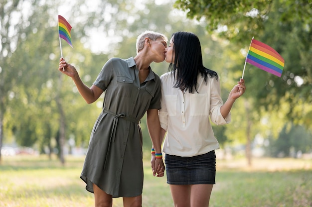 Para Lesbijek Całuje I Trzyma Flagę Darmowe Zdjęcie