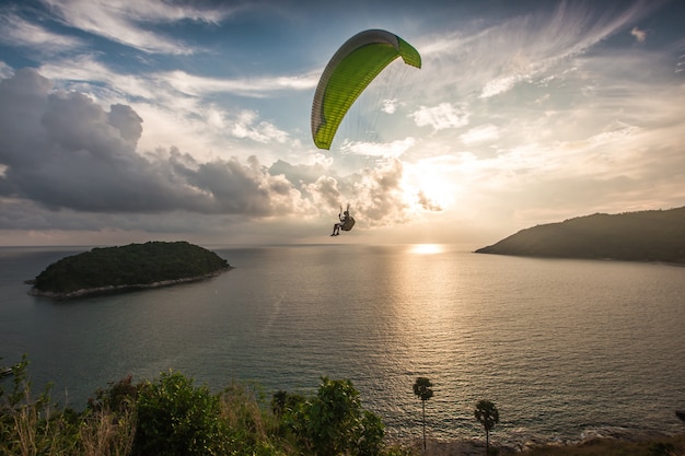 Paralotnia gonić zachód słońca na wiatrak punktu widzenia. phuket, tajlandia. Premium Zdjęcia