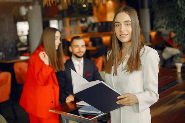 Partnerzy siedzący przy stole i pracujący w kawiarni Darmowe Zdjęcia