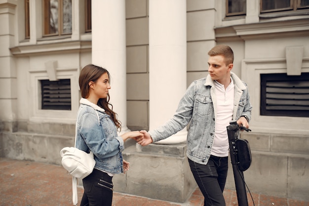 Piękna para spędza czas na ulicy Darmowe Zdjęcia