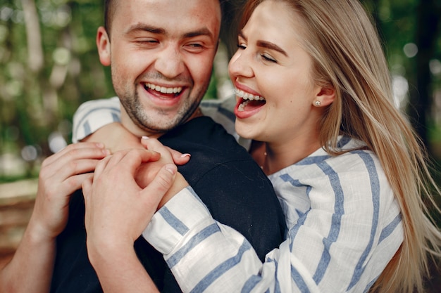 Piękna para spędza czas w lesie Darmowe Zdjęcia