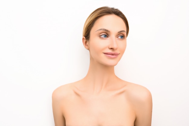 Piękno Skóry Kobiety Skóry Opieki Kosmetyka Zdrowy Pojęcie. Portret Kobiecej Twarzy. Dziewczyna Model Spa Z Idealnie świeżą, Czystą Skórą. Koncepcja Pielęgnacji Młodzieży I Skóry. Premium Zdjęcia