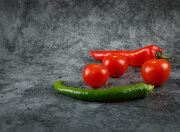 Pomidory I Zielone Czerwone Papryczki Chilli Na Marmurze Darmowe