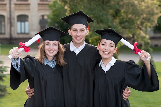 Portret grupy studentów świętujących ukończenie szkoły Darmowe Zdjęcia