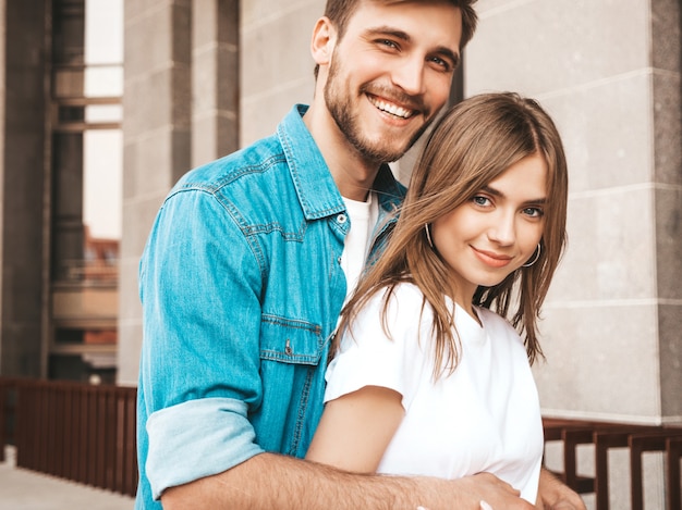 Portret Uśmiechnięta Piękna Dziewczyna I Jej Przystojny Chłopak. Kobieta W Stroju Casual Dżinsy Lato. . Patrząc Na Siebie Darmowe Zdjęcia