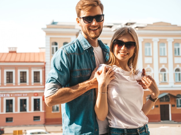 Portret Uśmiechnięta Piękna Dziewczyna I Jej Przystojny Chłopak. Kobieta W Stroju Casual Dżinsy Lato. Darmowe Zdjęcia